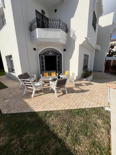 Charming 600sqm villa with a large garden pool in Tunis