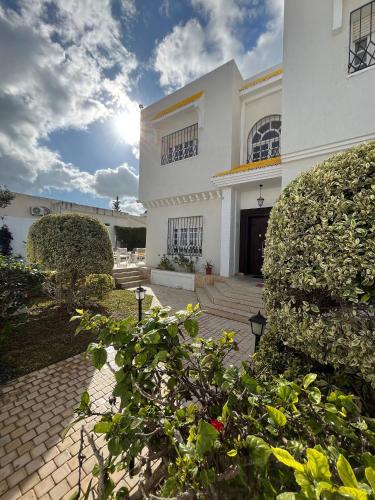 Charming 600sqm villa with a large garden pool in Tunis