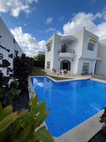 Charming 600sqm villa with a large garden pool in Tunis