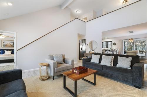 Lakefront Retreat Sleeps 12 Hot Tub Theater in Tobyhanna Township (PA)