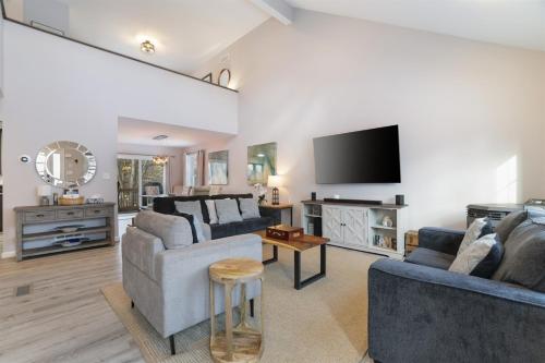 Lakefront Retreat Sleeps 12 Hot Tub Theater in Tobyhanna Township (PA)