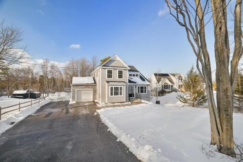 Lakefront Retreat Sleeps 12 Hot Tub Theater in Tobyhanna Township (PA)