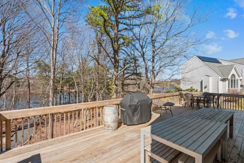 Lakefront Retreat Sleeps 12 Hot Tub Theater in Tobyhanna Township (PA)