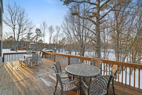 Lakefront Retreat Sleeps 12 Hot Tub Theater in Tobyhanna Township (PA)