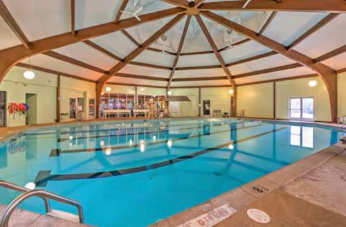 Lakefront Retreat Sleeps 12 Hot Tub Theater in Tobyhanna Township (PA)
