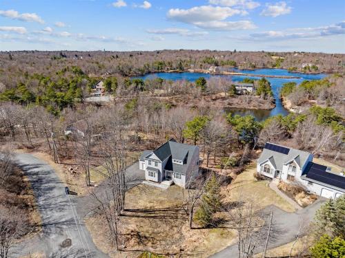 Lakefront Retreat Sleeps 12 Hot Tub Theater in Tobyhanna Township (PA)
