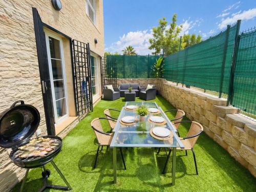 Benalmadena Spacious Apartment with Private Garden Pool and BBQ - Magnolia Properties – khách sạn tại Rancho Domingo