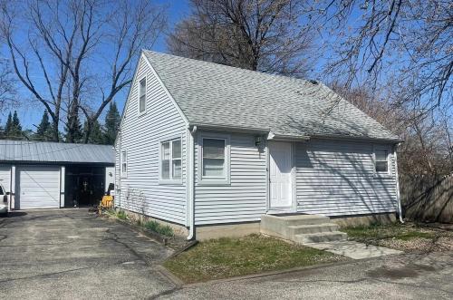 Exterior view, Sunnyside Rental in McHenry (IL)