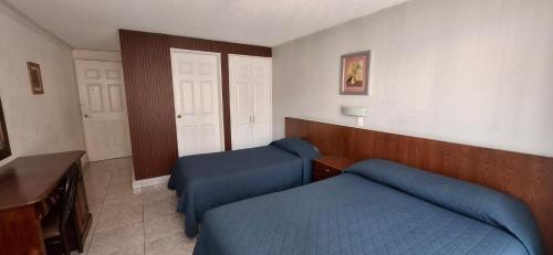 1 double bed, 1 twin bed