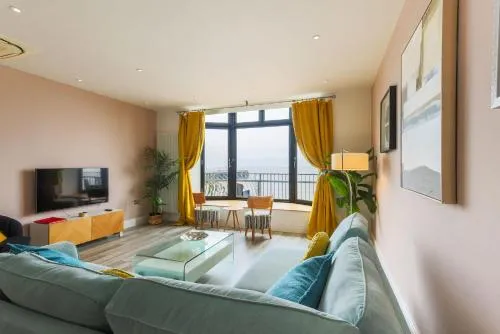 Luxury 1BR Seafront Apartment photo 2