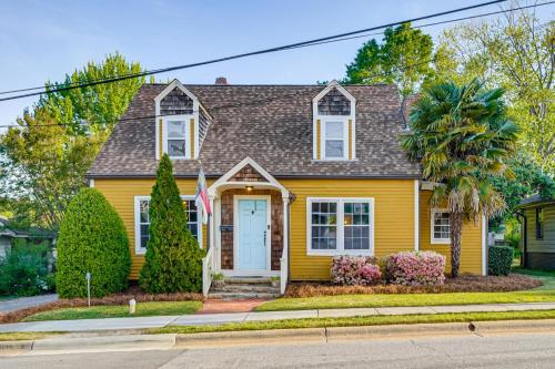 Walkable Location! Dtwn Cary Escape w/ Fire Pit in Cary Belváros