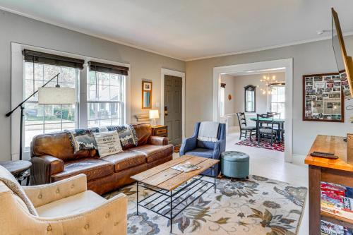 Walkable Location! Dtwn Cary Escape w/ Fire Pit in Cary Belváros