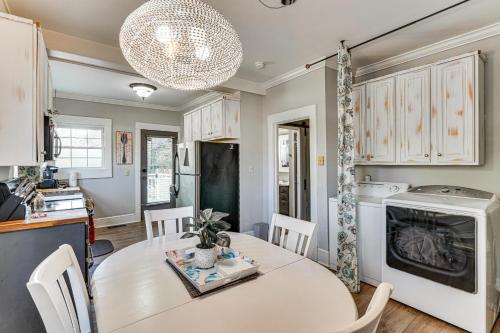 Walkable Location! Dtwn Cary Escape w/ Fire Pit in Cary Belváros