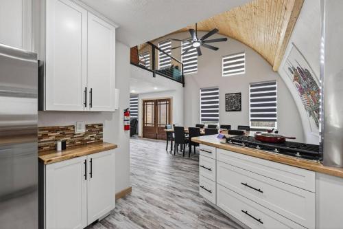 Roomy Gathering Retreat, North of Nashville in Millersville (TN)