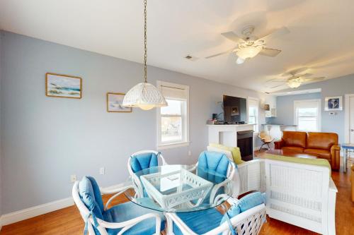 Straight Up With a Twist Village OBX in Kitty Hawk (NC)