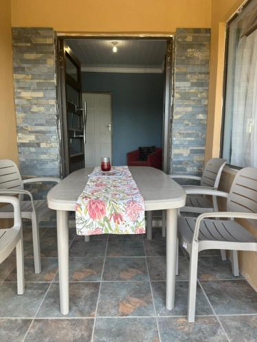 US Lali Guest House in Macleantown