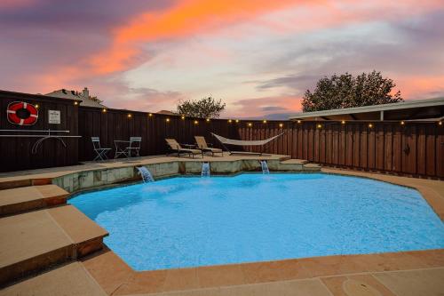 Kolam renang, Elegant 5BR Retreat w Private Pool & Game Room in Mesquite (TX)