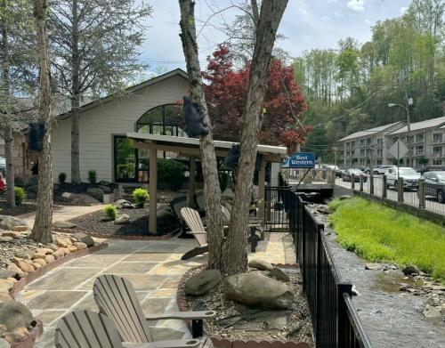 Howard Johnson by Wyndham Downtown Gatlinburg - image 12