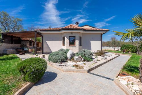 Boutique Villa with Mediterranean Garden - Clair de Lune in Fabci