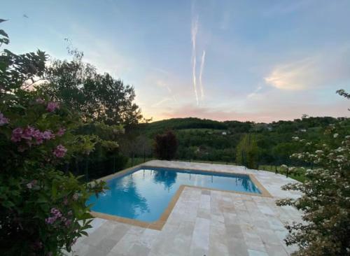 Cœur de Dordogne, vue vallée, grande piscine privée gîte à louer Laularie