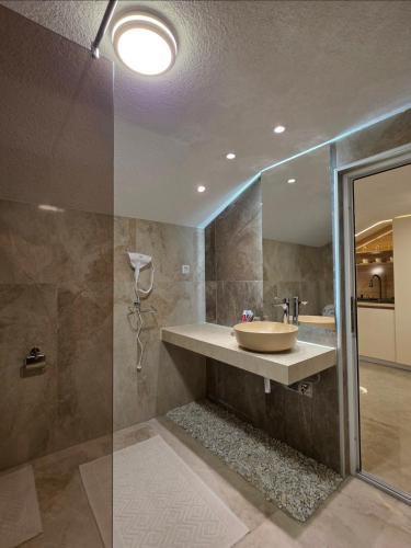 Iseni Apartments in กินยีลาเน
