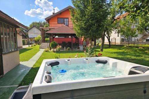 Karstais baseins, House Pepica With Hot Tub - Happy Rentals in Gredice