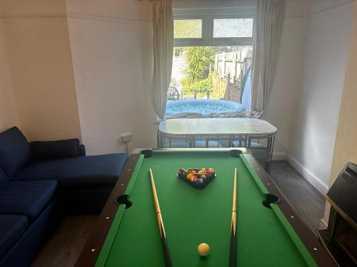 Tranquil Hideaway with Hot Tub and Pool Table – khách sạn tại Grangetown