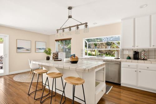 Quaint Single-Story Hilltop Home Granada Hills in Santa Clarita