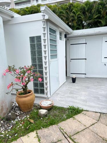 L Escale Fleurie chambre avec entrée indépendante terrasse et vue mer (L Escale Fleurie chambre avec entree independante terrasse et vue mer) in Schœlcher