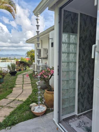 L Escale Fleurie chambre avec entrée indépendante terrasse et vue mer (L Escale Fleurie chambre avec entree independante terrasse et vue mer) in Schœlcher