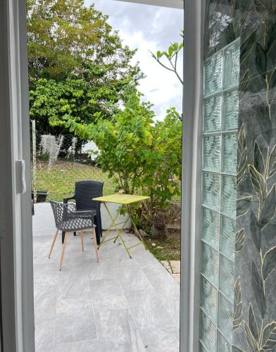 L Escale Fleurie chambre avec entrée indépendante terrasse et vue mer (L Escale Fleurie chambre avec entree independante terrasse et vue mer) in Schœlcher
