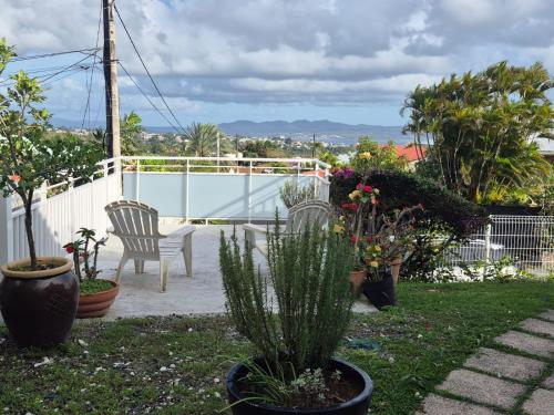 L Escale Fleurie chambre avec entrée indépendante terrasse et vue mer (L Escale Fleurie chambre avec entree independante terrasse et vue mer) in Schœlcher