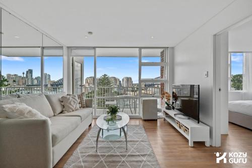 KozyGuru | Iconic Panorama | Harbour Front Living - image 3