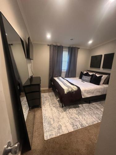 Modern Private Room Easy Access to Everything – khách sạn tại 65th Street West