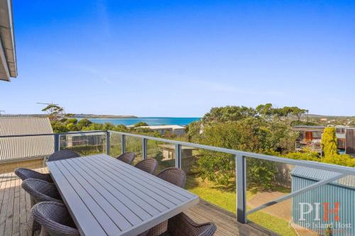 Coastal Balcony Seaview Family Home – khách sạn tại Cape Woolamai