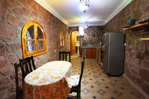 Kitchen, laurier Rose Hostel in Aguerd