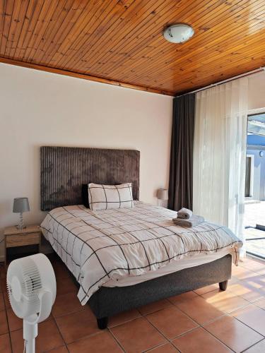 Queen Superior Cozy En-Suite Courtyard Room - image 12