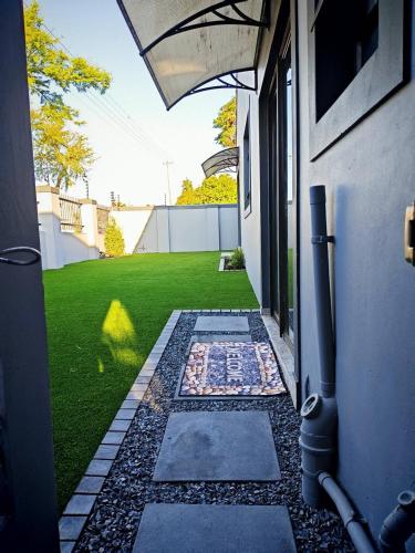 Queen Superior Cozy En-Suite Courtyard Room - image 13