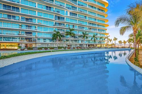 Oceanfront luxury with amazing view, 4 pools, private beach, on-site spa, dining
