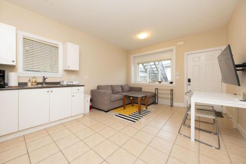 Vancouver 2BR Suite Near Trout Lake & SkyTrain – khách sạn tại Kensington-Cedar Cottage