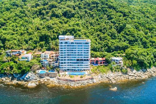 Oceanfront condo with rooftop infinity pool, panoramic views, balcony, gym, & AC