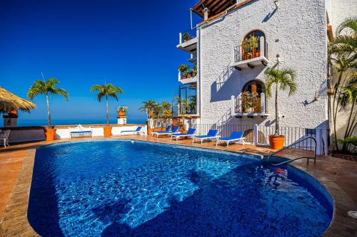 Charming condo featuring ocean views, pool & private terrace