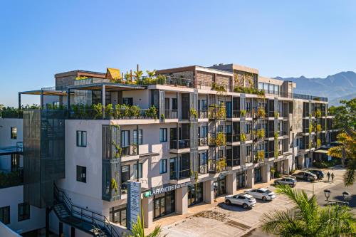 Modern condo with rooftop pool, balcony, gas grill & gym access