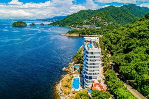 Luxe 8th-floor condo with endless ocean views, pool, spa & balcony