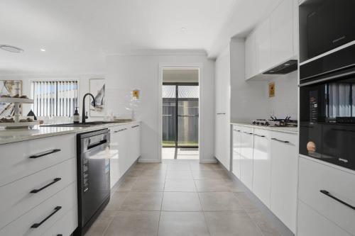 Whistling Way Wonderscape - Modern 4 Bed 2 Bath in Clifton Grove