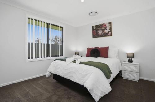 Whistling Way Wonderscape - Modern 4 Bed 2 Bath in Clifton Grove
