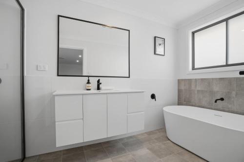 Whistling Way Wonderscape - Modern 4 Bed 2 Bath in Clifton Grove