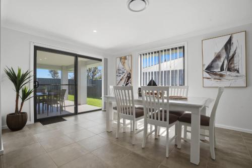 Whistling Way Wonderscape - Modern 4 Bed 2 Bath in Clifton Grove