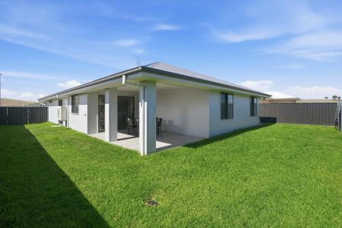 Whistling Way Wonderscape - Modern 4 Bed 2 Bath in Clifton Grove