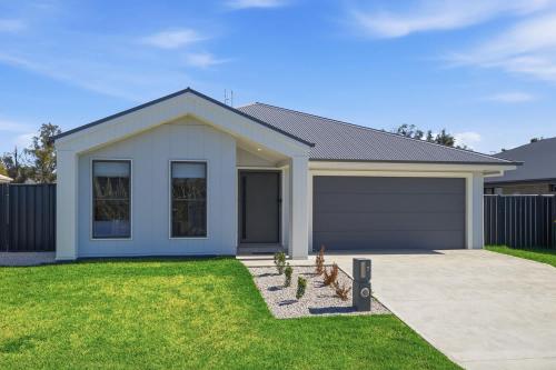 Whistling Way Wonderscape - Modern 4 Bed 2 Bath in Clifton Grove
